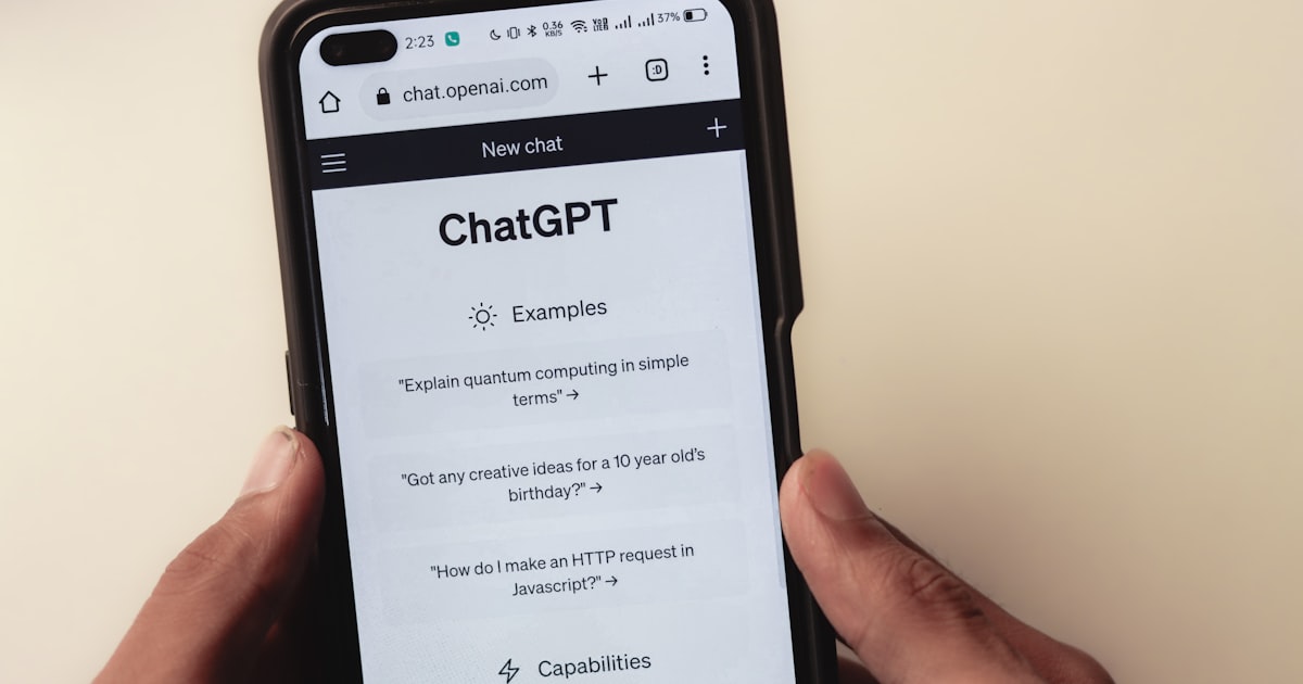 Смартфон с открытым чатом — автоответ для бизнеса в мессенджерах